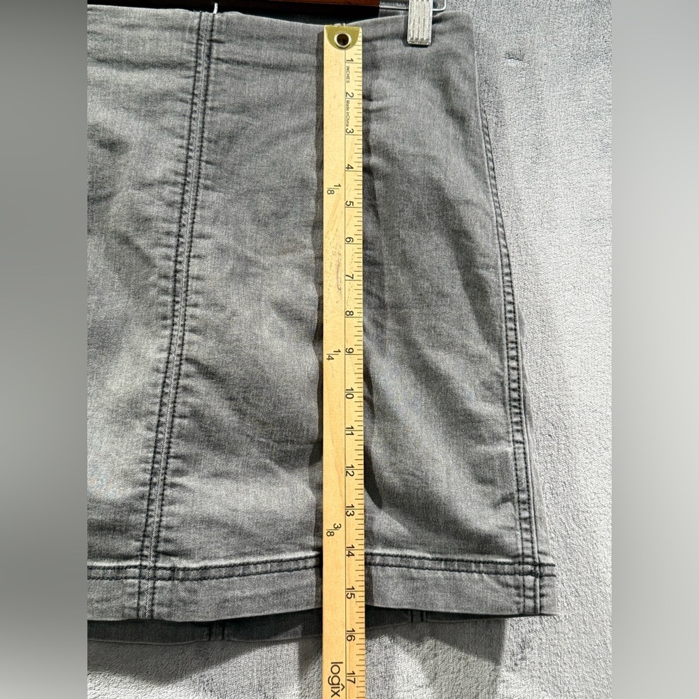 Free People Modern Femme Grey Denim Mini Skirt Stretch Zip Women’s Size 10 - Picture 3 of 8